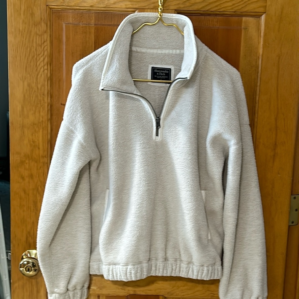 Abercrombie & Fitch quarter-zip pullover with front pocket. Female small.